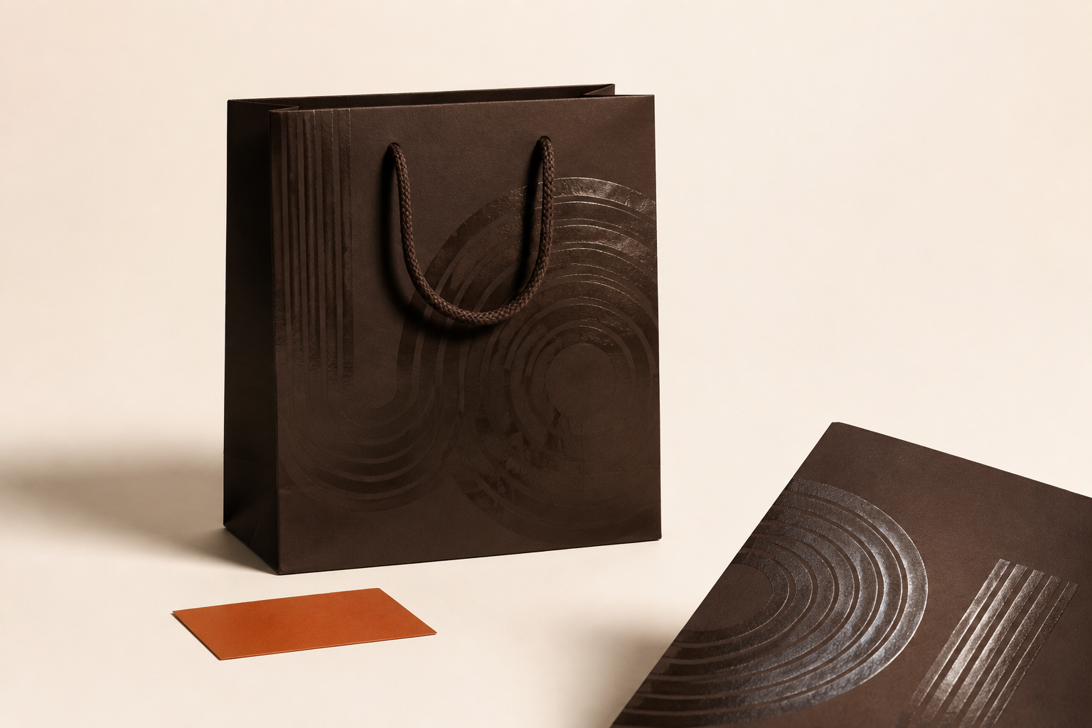 Paper shopping bag with selective glossy spot UV details